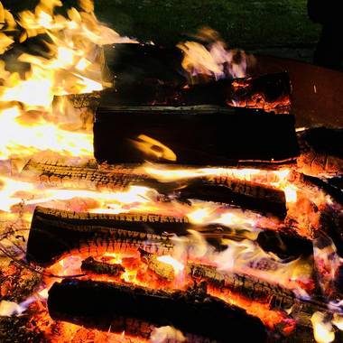 Fotos eines abbrennenden Brauchtumsfeuer
